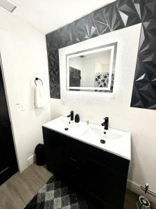 Ένα μπάνιο στο Stylish 3BR Minutes to Downtown and Stadium +9 φωτογραφίες