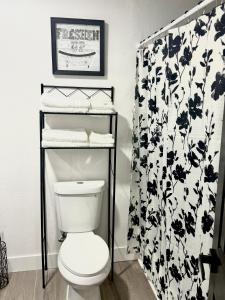 Ένα μπάνιο στο Stylish 3BR Minutes to Downtown and Stadium