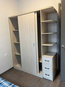 un armadio con porte e scaffali in legno in una stanza di An's Home ad Ho Chi Minh
