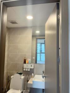 un bagno con un water e un lavandino di An's Home ad Ho Chi Minh