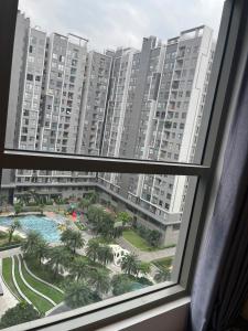 una finestra con vista su un grande edificio di An's Home ad Ho Chi Minh