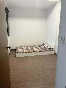 una piccola camera con un letto nell'angolo di una stanza di An's Home ad Ho Chi Minh 1 altra foto