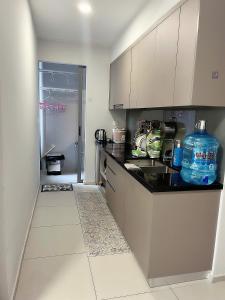 una cucina con un lavello e un piano di lavoro di An's Home ad Ho Chi Minh