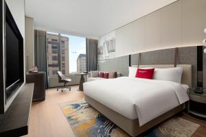 Postel nebo postele na pokoji v ubytování Ramada by Wyndham Qingdao Jiaodong International Airport + 38 fotografií
