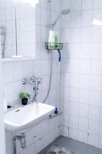 Koupelna v ubytování 3-room apartment in Oulu center, parking