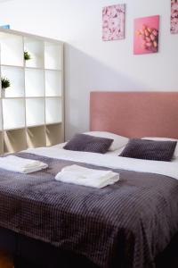 deux lits dans une chambre avec des serviettes dessus dans l'établissement 3-room apartment in Oulu center, parking, à Oulu