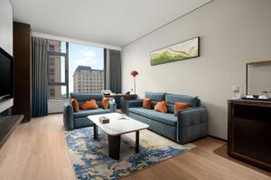 Posezení v ubytování Ramada by Wyndham Qingdao Jiaodong International Airport