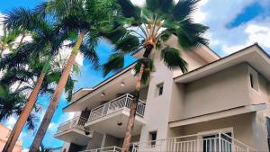 ein Gebäude mit Palmen davor in der Unterkunft Beach Lounge Punta Cana Aparthotel 1 in Punta Cana