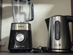 a blender sitting on a counter next to a juicer at Alojamiento para 12 personas a pasos del Estadio Defensores del Chaco in Asuncion