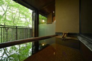 那須町にある那須高原の宿 山水閣の窓付きのスイミングプール