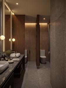 ein Badezimmer mit zwei Waschbecken und einer Toilette in der Unterkunft Aravelle Suites in Hanoi + 55 Fotos