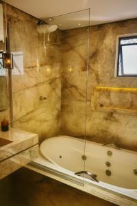 Koupelna v ubytování Flat Master com Hidromassagem privativa e piscina 500mts praia + 14 fotografií