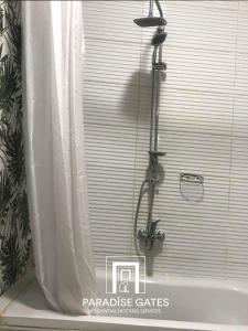 La salle de bains est pourvue d'une douche et d'une baignoire avec rideau de douche. dans l'établissement Paradise Gates Madinaty, à Madinaty 21 autres photos