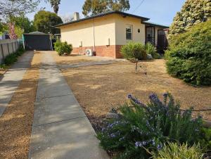 ein Haus mit einem Gehweg vor einem Hof in der Unterkunft Neat & Tidy Family Home with Beautiful Back Yard in Angaston