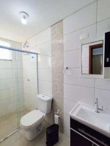 Koupelna v ubytování Residencial Ernesto Neves - 5 min da praia de Bombas + 30 fotografií