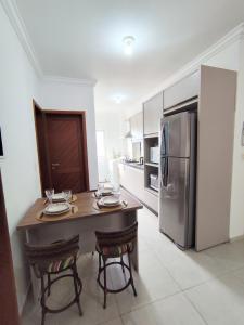 Kuchyň nebo kuchyňský kout v ubytování Residencial Ernesto Neves - 5 min da praia de Bombas