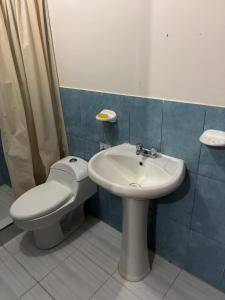 ein Badezimmer mit Toilette und Waschbecken in der Unterkunft Datecsofts Headquarters in Los Baños del Inca + 2 Fotos