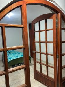 eine Bogentür mit gläsernem Eingang in der Unterkunft Datecsofts Headquarters in Los Baños del Inca
