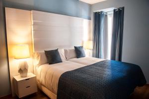 A bed or beds in a room at Apartamentos Art Suite Santander