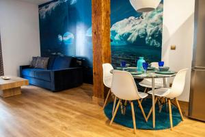 A seating area at Apartamentos Art Suite Santander