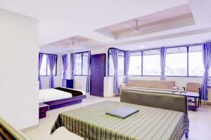 Ένα ή περισσότερα κρεβάτια σε δωμάτιο στο Collection O Infocity Metro Station Gandhinagar +14 φωτογραφίες