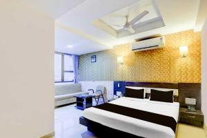 Postel nebo postele na pokoji v ubytování Collection O Infocity Metro Station Gandhinagar + 14 fotografií