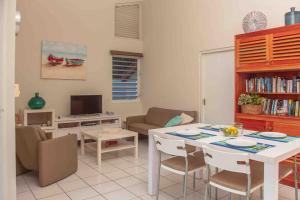 a living room with a table and a couch at Aqualife Best view apartment in Willemstad