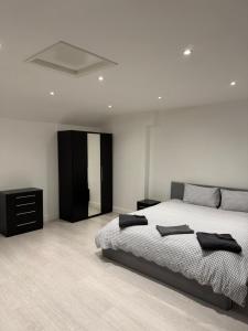 Ένα ή περισσότερα κρεβάτια σε δωμάτιο στο The Moon B&B