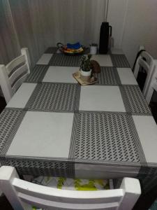 a black and white table with a plant on it at Departemento Garay in San Bernardo