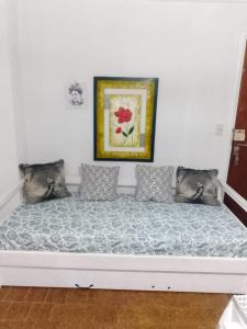 a bed in a room with a picture on the wall at Departemento Garay in San Bernardo