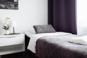 a bedroom with a bed and a dresser with a bed sidx sidx sidx sidx at 3-Room Central Railway station in Oulu