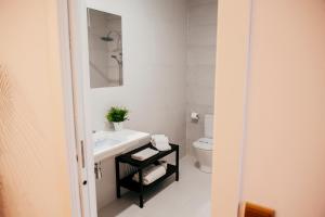 A bathroom at Apartamentos Art Suite Santander