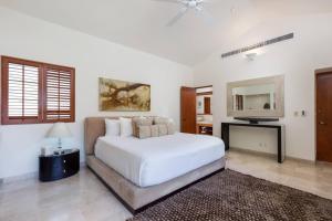 Postel nebo postele na pokoji v ubytování 3 Bd Villa in Las Palmas Punta Mita Cook Golf-Cart