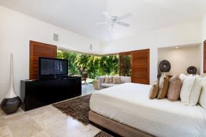 Postel nebo postele na pokoji v ubytování 3 Bd Villa in Las Palmas Punta Mita Cook Golf-Cart