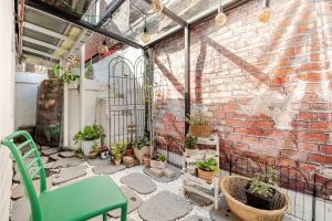 eine Terrasse mit Pflanzen und Ziegelwand in der Unterkunft 서울 성북 D'enough House in Seoul