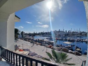 - un balcon avec vue sur le port de plaisance dans l'établissement Port Appartments, à Hammam Sousse