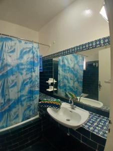 une salle de bains avec lavabo, miroir et baignoire dans l'établissement Port Appartments, à Hammam Sousse
