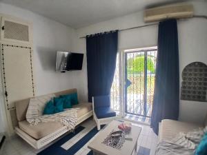 un salon avec un canapé et une fenêtre dans l'établissement Port Appartments, à Hammam Sousse