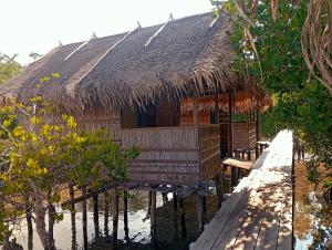 MinyaifuinにあるSeawhip Homestayの茅葺き屋根の小屋