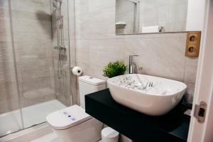A bathroom at Apartamentos Art Suite Santander