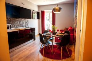 A kitchen or kitchenette at Apartamentos Art Suite Santander