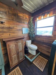 ein Badezimmer mit Toilette und Fenster in der Unterkunft Hill Country Hangar with hottub, 7 minutes from the river and lake in Canyon Lake + 79 Fotos