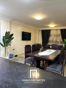 - un salon avec une table à manger et une télévision dans l'établissement Paradise Gates Madinaty, à Madinaty