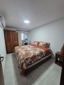 a bedroom with a large bed in a room at Apt pé na areia ao lado do Beach Park no Porto das Dunas in Aquiraz +21 photos