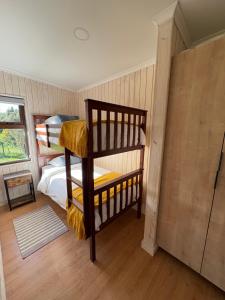 巴拉斯港Loft Río Maullín, naturaleza y descanso de la mano con la modernidad的一间带两张双层床的卧室