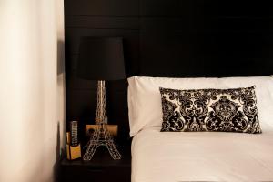 A bed or beds in a room at Apartamentos Art Suite Santander
