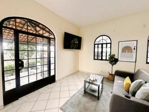 Χώρος καθιστικού στο Cozy Ajijic Stay with Saltwater Pool