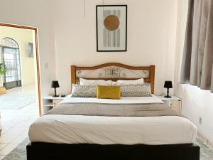 Ένα ή περισσότερα κρεβάτια σε δωμάτιο στο Cozy Ajijic Stay with Saltwater Pool