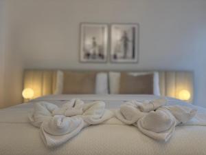 zwei Handtücher auf dem Bett in der Unterkunft La Galerie Privée Luxe & Impeccable Stay in Montreal