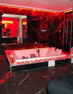 baño con bañera con iluminación roja en Jacuzzi przy Plaży - Apartament Kołobrzeg, en Kołobrzeg
